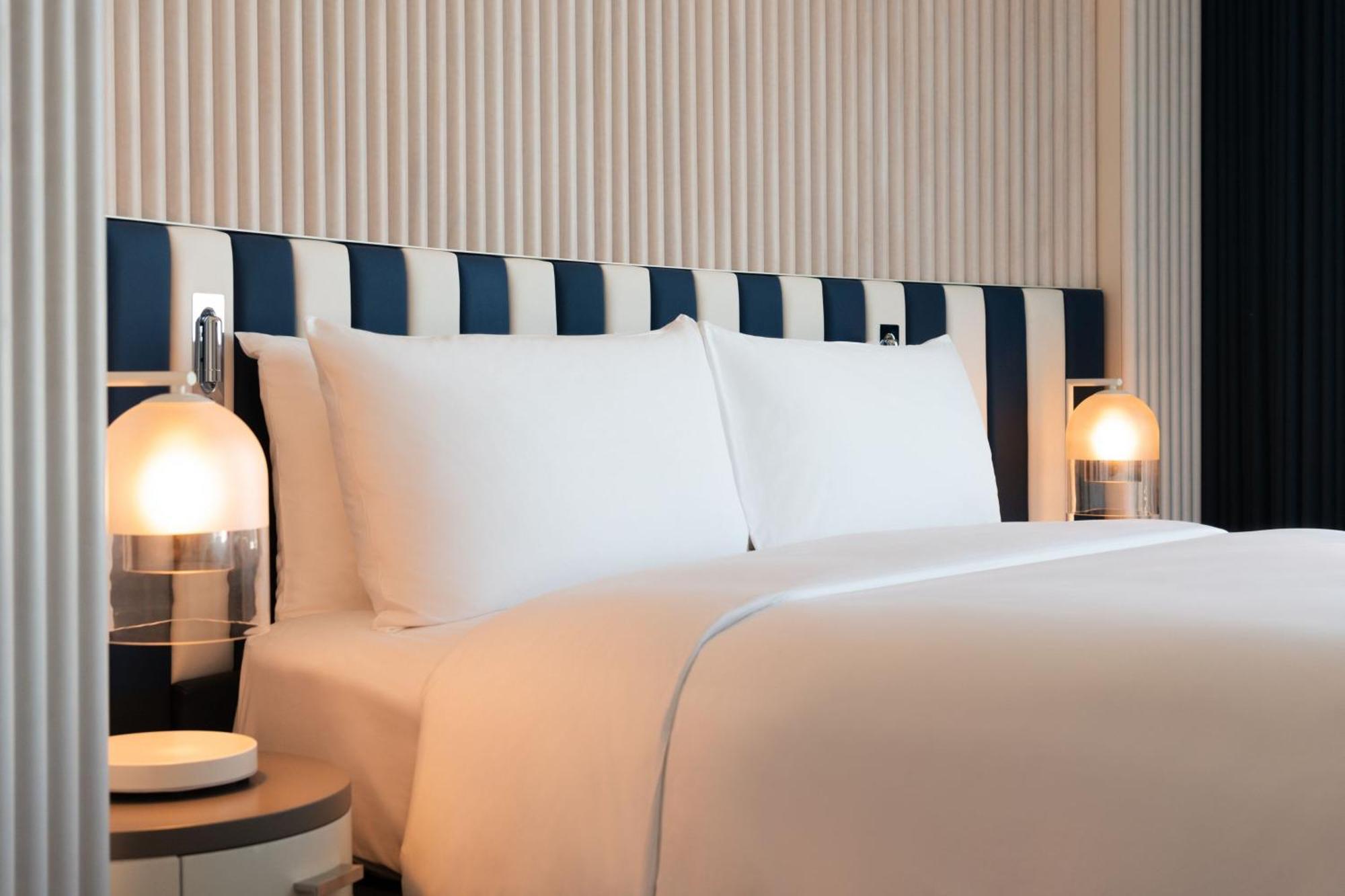 W Sydney Hotel Екстериор снимка A bed with a headboard